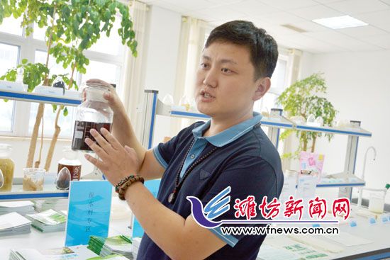 王曉凱正在介紹“旱地寶”的優(yōu)勢。